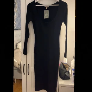 Klänning - Svart medellång klänning från H&M. Aldrig gått till användning. Nypris 299. Pris går att diskuteras!🌼