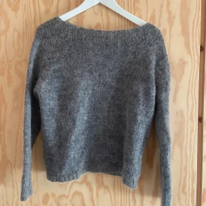 Båtringad mohairtröja - Superfin och i bra skick. Köpte på vinted och tidigare ägaren hade råkat krympa den i tvätten så den är ganska liten, skulle säga XS-XXS. Den är från HMs gamla märke Hennes
