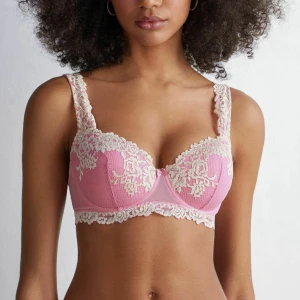 Intimissimi bh - En fin rosa bh från intimissimi! När jag köpte den beställde jag den i fel modell och rätten till retur hann gå ut, vilket är skälet till att jag säljer den. Aldrig använd och är i nyskick!!