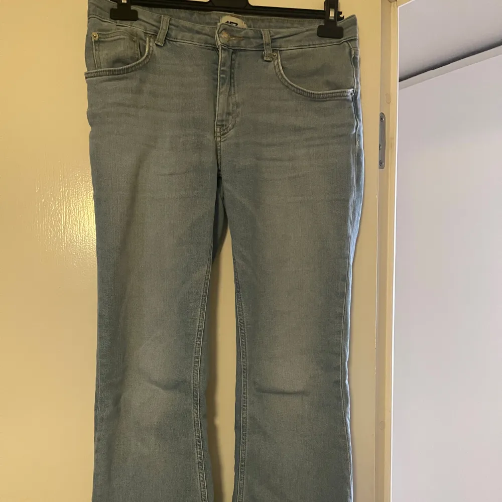 Säljer dessa då jag ska köpa en annan modell på jeans. Använda men inget som syns. Dom sitter nästan mer som en storlek S än M tycker jag men dom passar båda då jag har medium🙂. Jeans & Byxor.