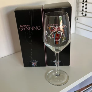 Carolina gynning glas - Såå fina vit vinsglas från carolina gynning, helt nya!!! Säljer separat och tillsammans❤️