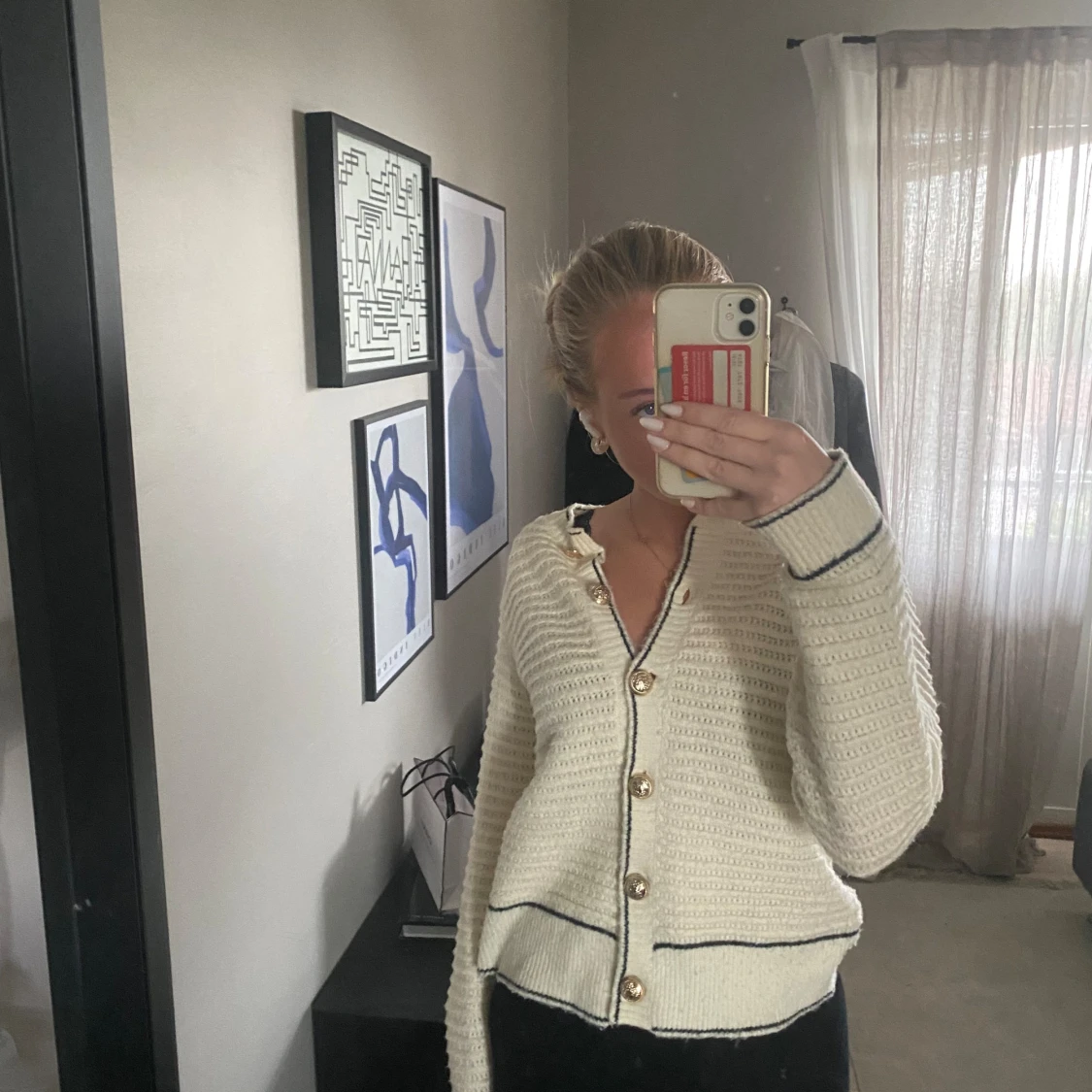 Vit kofta med guldknappar - 91