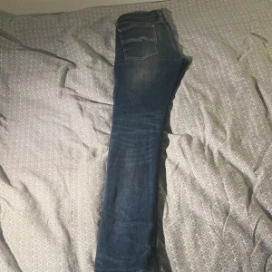 Nudie jeans - Tja säljer ett par feta nudie jeans. Riktigt schyst tvätt på dem och kvaliten är otroligt bra! Dem sitter Slim och skicket är som nytt, modellen på Jeansen är lean Dean! Skriv om frågor och funderingar!