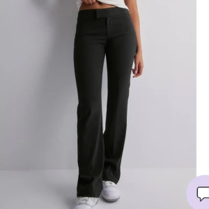 Kostymbyxor - Säljer dessa snygga kostymbyxor från Nelly. Aldrig använda! 