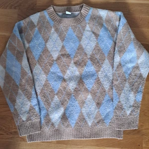 Fin mönstrad tjocktröja  - Säljer en jättefin tröja som passar jättebra på sensommaren och hösten, den är i jöttebra skick och den kommer från lindex. Kontakta mig om du har frågor🤍🤍
