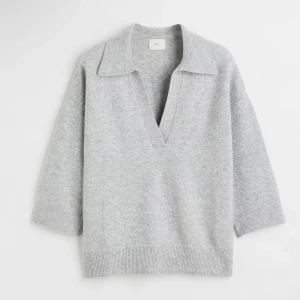 HM tröja - Grå stickad tröja från HM. Nästa aldrig använd då den är lite stor. Storlek M 🙏🏽