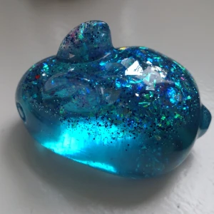 Havsblå prydnadskanin  - Havsblå prydnadskanin I plast som du kan ha för att dekorera ditt rum💙 helt tillverkad av mig!