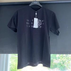 Helt Ny Maison Margiela T shirt - Säljer nu denna helt nya Margiela t-shirten med tags kvar💯🔥 Endast testad och säljer pga att den inte passade. 
