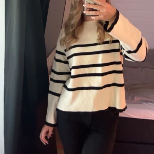 Randig stickad tröja  - Superfin och skön tröja, bra skick storlek xs💕