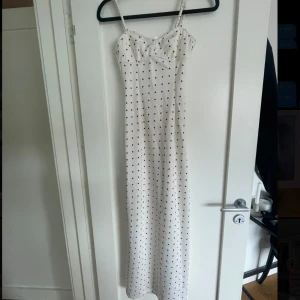 Siden klänning  - Säljer min super fina klänning från hm i strlk xs, den är aldrig använd mer än en gång och därmed inga defekter 🫶🏼🫶🏼