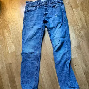 Säljer mina feta Jack and Jones jeans med slitningar för dom är för små. Skicket är bra 8/10