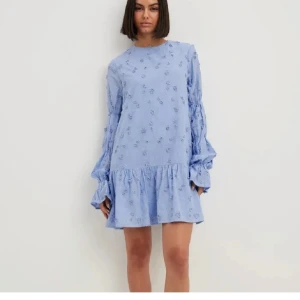 Klänning från NAKD - Jättefin klänning från NAKD. Helt ny med prislapp kvar!  Storlek 36