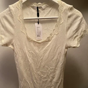 topp  - Oanvänd  Helt ny Ord pris 700kr