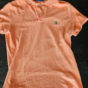 Ralph Lauren Pike - Det är en pike som passar en M men även någon med S. Den är i mycket fint skick och har inga skador eller fläckar. Skriv till mig vid funderingar eller liknande. Priset är inte hugget i sten.