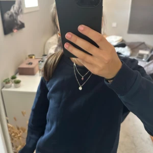 Sweatshirt  - Mörkblå sweatshirt som inte kommer till användning längre. Den är i nyskick💕Den är i S men passar även xs