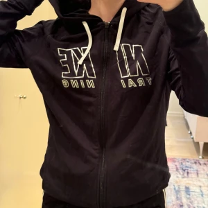 nike zip up  - väldigt bra skick och mycket bekväm! 