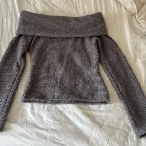 Såå snyggt mjukis set som jag sytt själv, jätte snygg passform och skönt fluffigt material. Lågmidjade och utsvängda byxor och en jättesnygg figursydd off shoulder topp👌