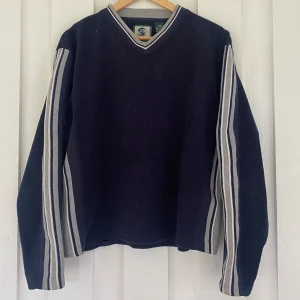 Fleecetröja från beyond retro - En jättecool fleecetröja som jag köpte på beyond retro! Jag har sytt upp den lite då jag tyckte den var för lång men ingenting som syns :) skriv för fler bilder 