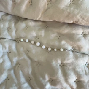 Maria Nilsdotter liknande  - Säljer mina favroit halsband, ett med vita pärlor och ett bokstavshalsband med ett L på❤️ båda är i fint skick❤️ båda halsbanden ingår i priset 