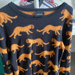 Monki tröja med tigrar  - Monki sweather with tigers
