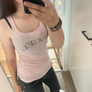 Victoria Secret linne - Väldigt fint Victoria Secret linne med texten ”Angel” Någon liten fläck och enstaka ”diamanter ” som ramlat av. Annars väldigt fin. Stretchig material, passar fint och sann i storlek. 