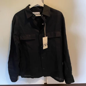 Linneskjorta - En linneskjorta från Zara. Helt oanvänd, lapparna kvar på. Köpare står för frakt. 