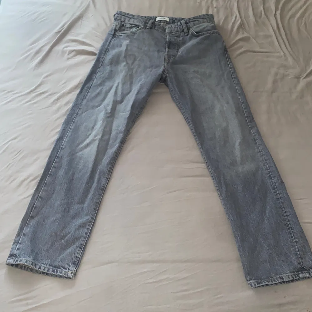 Säljer ett par stilrena Jack & Jones jeans i storlek 31/30. Dessa jeans är av hög kvalitet med 