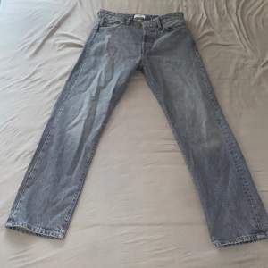 Säljer ett par stilrena Jack & Jones jeans i storlek 31/30. Dessa jeans är av hög kvalitet med 