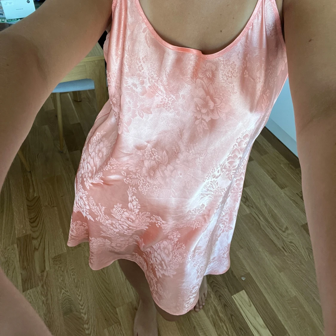 Jättefin korallfärgad klänning - 90