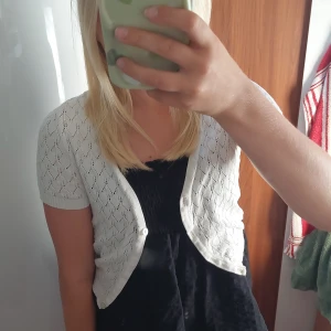 Vi kortärmad kofta! - Har lossnat en knapp men annars är den i jättebra skick! Bra till om man har linne och inte har (yk yk)