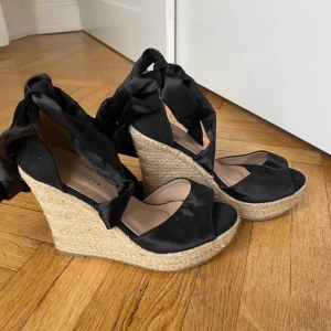 Kilklackar  - Superfina kilklackar med knytning. Går att knyta högt upp på vaden eller nere vid foten! Storlek 37. Sparsamt använda.