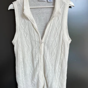 Stickad väst - Snygg väst med dragkedja! Köpt på second hand, osäker på storlek men gissar s/m. Pris kan diskuteras 🌸