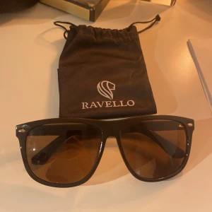 Ravello solglasögon - Sälje nu mina riktig snygga solglasögon från ravello, som nästan är  identiska till ray-ban boyfriend. Köpte för 400 kr och Säljer för 199, de är i väldigt fint skick. Du får också med en liten tygpåse.