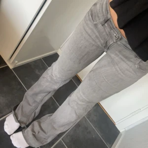 Gina Young low waist jeans - Helt okej skick missfärgade i tvätten lite grann men kan va ganska coolt endå lite slitna längst ner då de var för långa för mig🤍 säljer billigt nypriset låg runt 300-400. Skriv vid frågor, intresse, bilder mm🤍 mått står på sista bilden😊