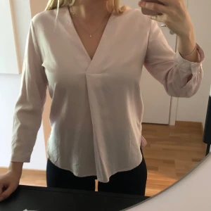 FINT SKICK- Tiger of Sweden  - En blus från Tiger of Sweden som är använd men är i fintskick. Den sitter välidgt bra och är lite längre baktill men inte mycket och den känns inte stor.  Armarna är trekvarts men de sitter slappt på armarna så märks knappt att den är trekvarts