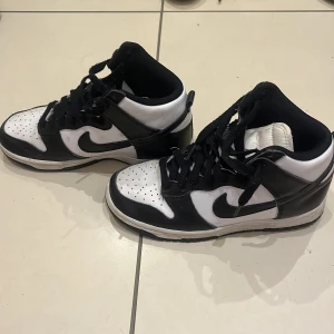Jordans dunk high panda  - Väldigt bra skick.De är äkta och det finns även kvitto på skorna. Använda ungefär 10 gånger.