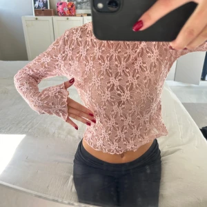 Festtopp✨ - Super gullig spetstopp från Stradivarius köpt utomlands! Kommer tyvärr inte till användning men superfin och gullig💕