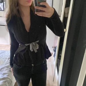 Odd Molly kofta!!! - ODD MOLLY kofta i svart med grått ”snöre”. Jättefin, inga skador eller liknande. 