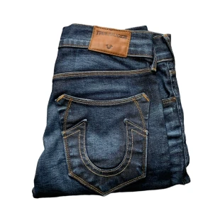 True Religion Jeans  - Hej! Säljer ett par True Religion Jeans i jätte fint skick. Mått: waist: 42cm och längd 105cm. Byxorna kostar runt 2000kr nypris. Priset kan diskuteras vid snabb affär. Seriösa köpare kan få fler bilder.