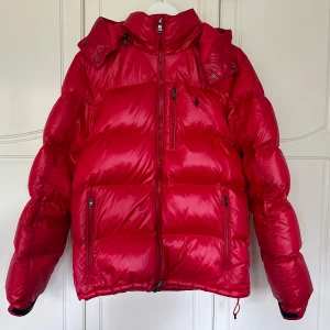 Röd dunjacka Ralph Lauren - Säljer denna röda dunjacka från Ralph Lauren. Lite defekter så som fläckar. Skriv för fler bilder. Nypris: 4400kr