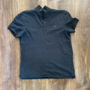 J Lindeberg piké  - En j Lindeberg piké i 7/10 skick är Inge fel på den är i storlek m men skulle påstå att den är lite mer som s ny pris 700 kr