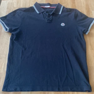 Moncler pike  - Strl M, Jätte bra skick inga fläckar eller skador  Köpt i butik så tags medföljer, Bara att skriva om ni har några frågor eller mer bilder. Skickar även samma dag som beställt och svarar snabbt, 