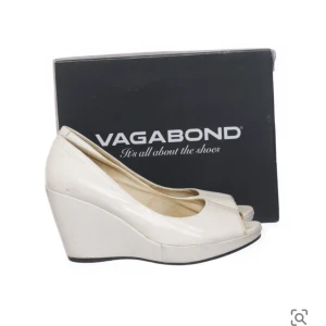 Vita klackar - superfina kilklackar men satt lite för stort på mig! Det står 38 men skulle säga att dem passar 39