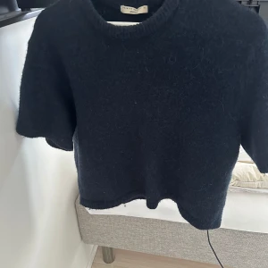 Stickad t-shirt från gina - En mörkblå stickad tröja från Gina, knappast använd pga jag köpt fel storlek, nypris 379kr