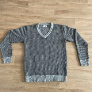 Lacoste sweatshirt - Lacoste sweatshirt i bra skick ,  nästan helt ny, Tveka inte att höra av dig vid fler frågor!