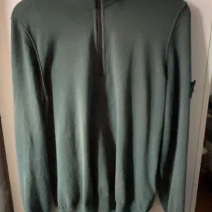 Stone island half zip  - Säljer min stone island tröja storlek S inget hål eller annat nytt pris 3500kr priset kan diskuteras privat, vid intresse tveka ej på att höra av dig