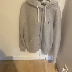 Ralph lauren zip hoodie - Väldigt fin Ralph lauren zip hoodie som är i nyskick och sällan andvänd. Tveka inte att fråga vid funderingar