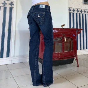 True religion jeans - Låga vintage Trueys i bootcut. Midja: 84 cm och innerben: 81 cm. Stretchiga och felfritt skick. Hon på bilden är ca 165. Jag köpte dessa på plick men de var något korta för mig. 