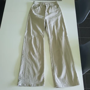Beiga jeans - Supersnygga, högmidjade, beiga jeans från H&M! Säljer då de är för små. Mycket bra skick! Nypris 399. (Pris kan diskuteras) 