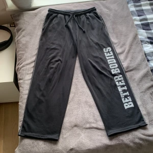 Better Bodies byxor - Better Bodies byxor i storlek herr M. Byxorna är i bra skick. Skriv för mått eller annat! 